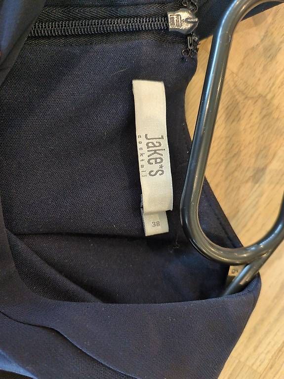 Kleider: Elegantes dunkelblaues Kleid, Grösse 38 – Gebraucht aus Dinhard von Hoiiiduu 2