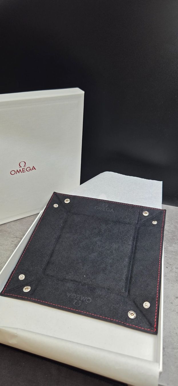 Recipients et similaires: Omega – Neuf avec emballage d'origine à La Chaux-de-Fonds par curtitswisswatches