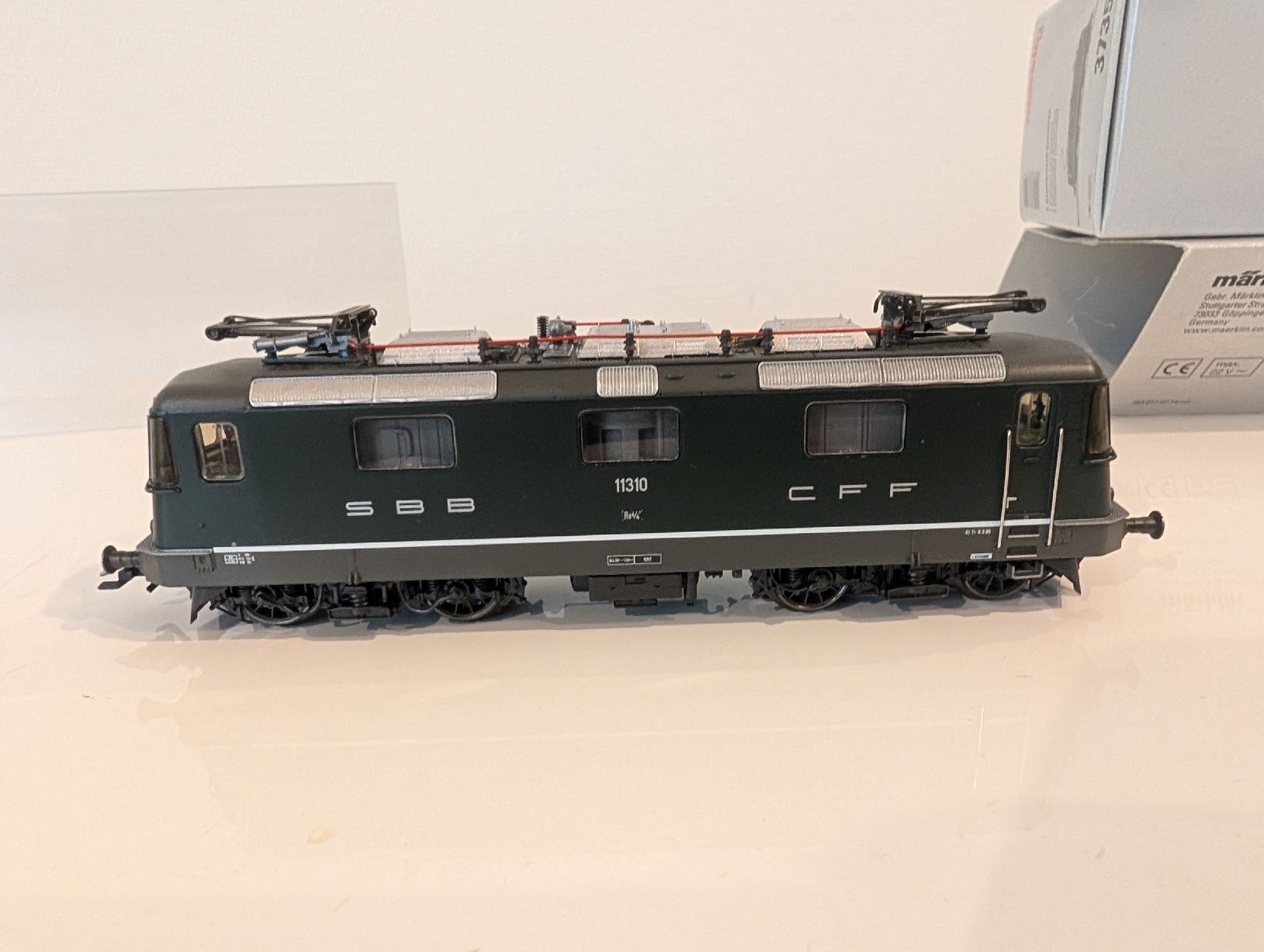 Märklin Modelleisenbahnen: Märklin 37359 SBB Re 4/4 II – Defekt aus Stein/AG von sborn 4