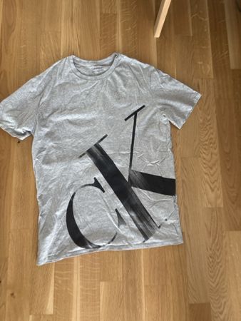 T-shirt Calvin Klein Gris, taille S - Porté, en bon état!