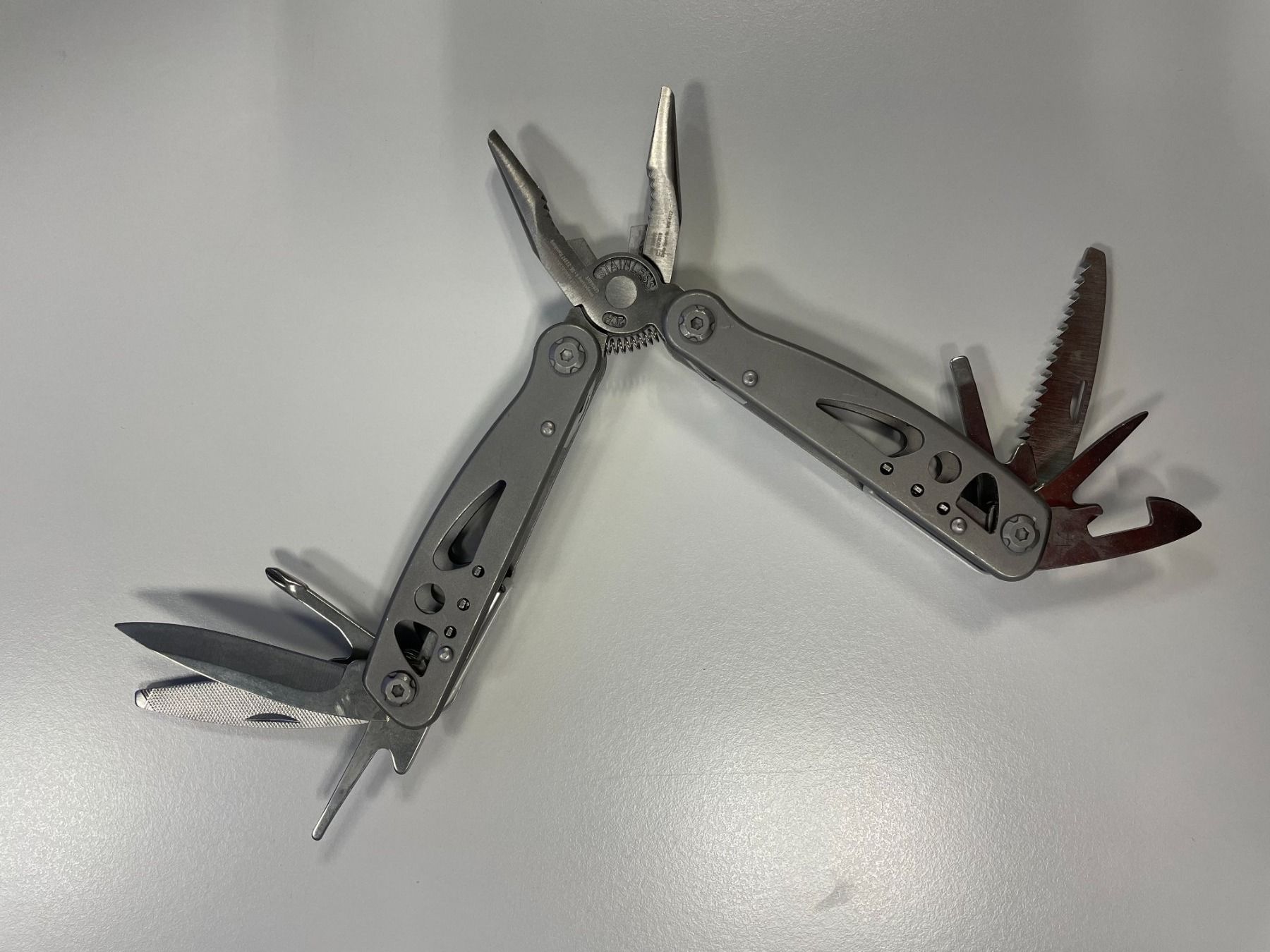 Alle Werkzeuge: Multitool aus Edelstahl / Hosentaschen-Werkzeugkasten – Neu und originalverpackt aus Zug von Cry71