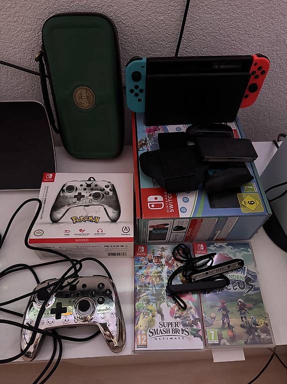 Nintendo Consoles: Nintendo Switch mit Zubehör und 2 Spielen – D'occasion à Brislach par mat_jy9r