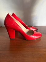 Rote Pumps mit Absätzen, Grösse 38.5