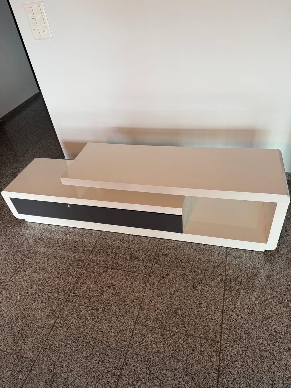 Mobili TV: Fernsehmöbel mit 2 Schubladen – Usato da Sempach venduto da ani_kb9m