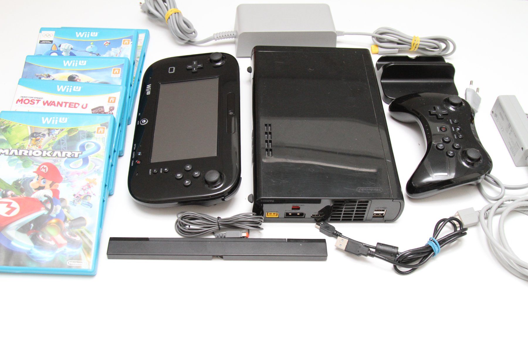 Nintendo Console: Nintendo Wii U Konsole mit Spielen – Usato da Basel venduto da camelot99