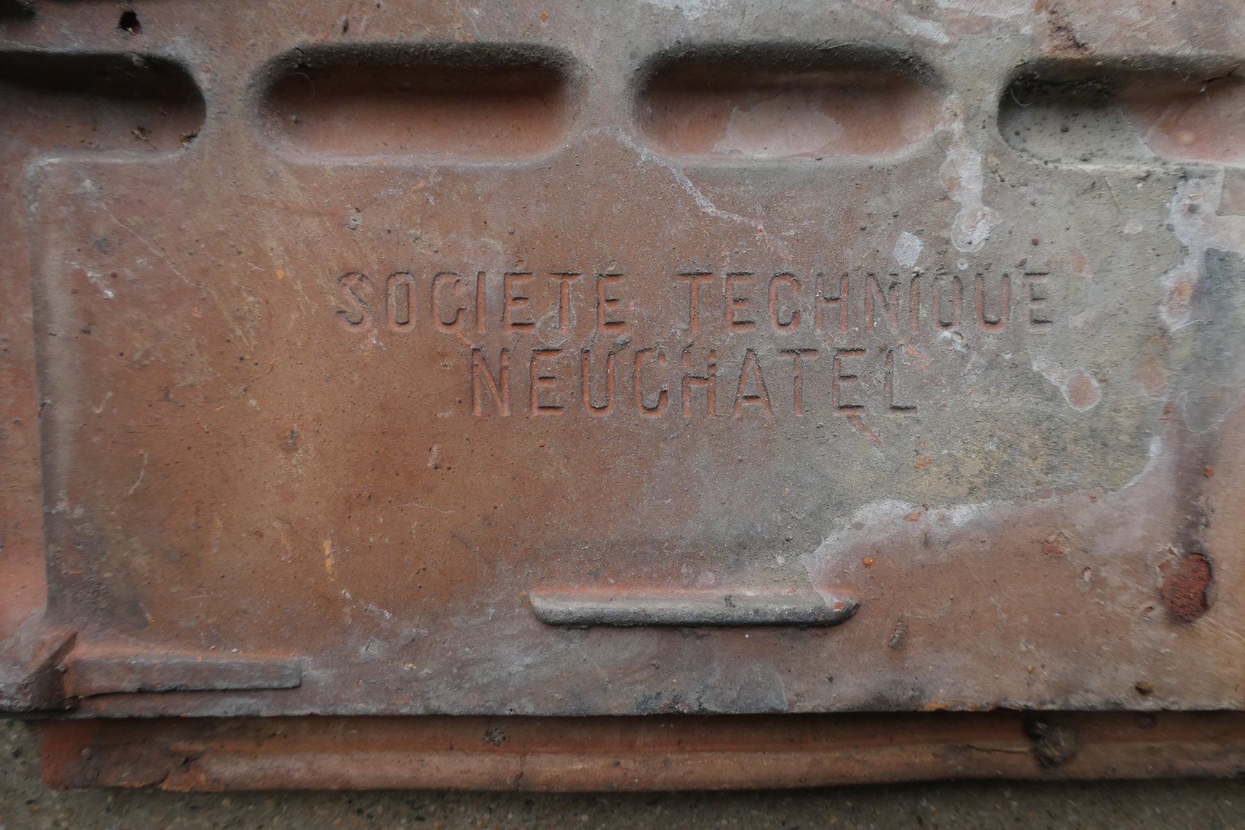 Incisioni: Ancienne tuile Neuchatel 1897 – Usato da Fontaines NE venduto da monloisir 2