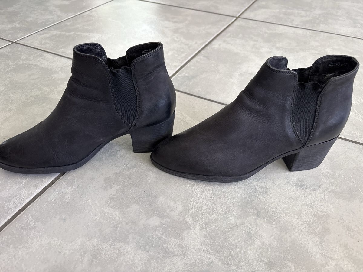 Scarpe da donna: Schwarze Leder Chelsea Boots Grösse 39 – Nuovo (secondo la descrizione) da Hendschiken venduto da Uraniali 3
