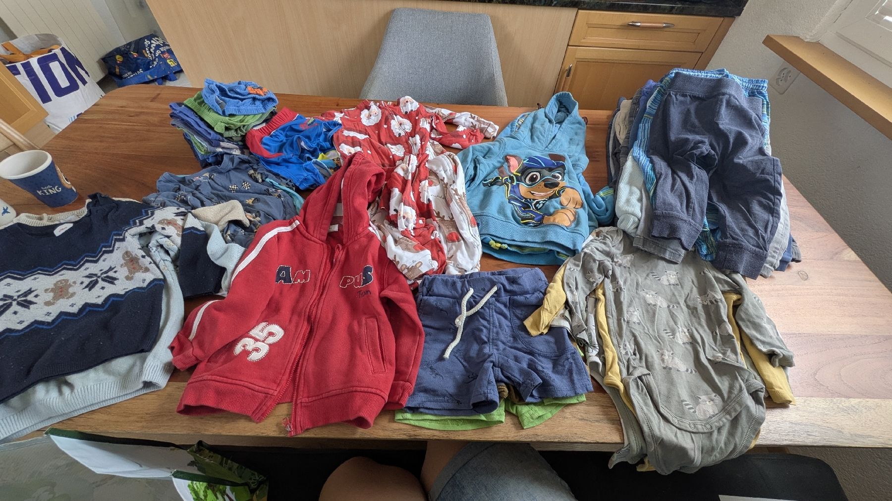 Lotti & Set di vestiti: Kleiderpaket 37 teilig Gr. 92 Junge – Usato da Staad SG venduto da Reenalina