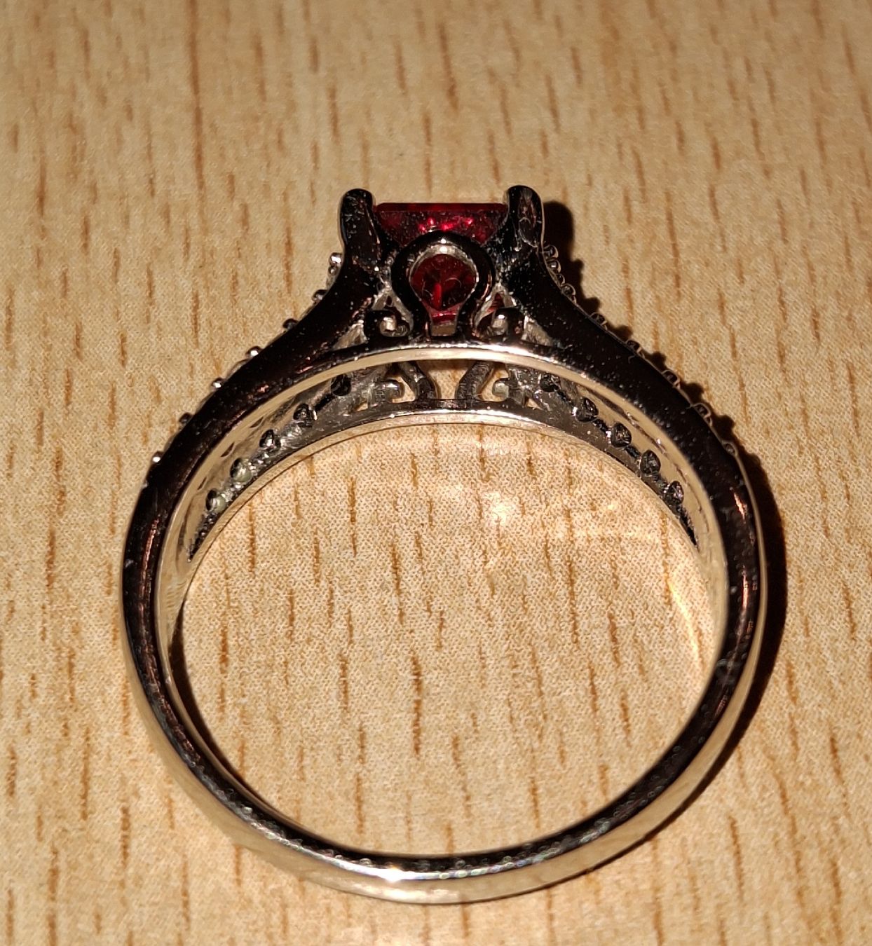 Anelli: Schöner Finger-Ring (Modeschmuck) mit rotem Stein. – Usato da Bern venduto da chuderluri01 2