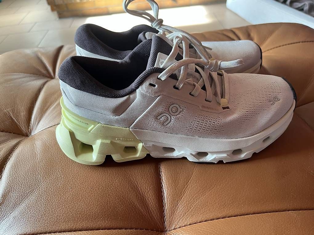 Chaussures femmes: On Cloud Helion  – Neuf avec emballage d'origine à Epalinges par nanou75 1