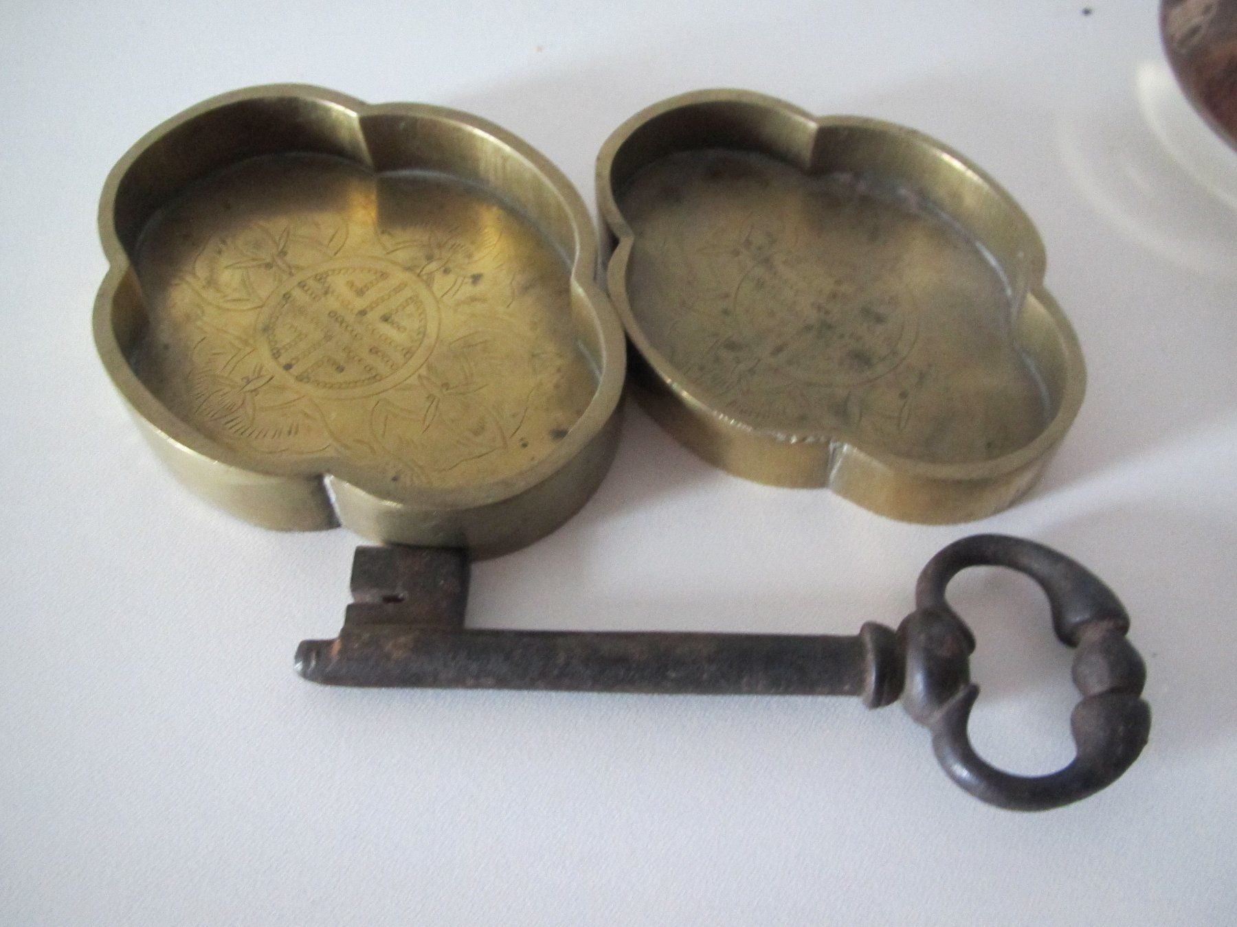 Alle Dekorationen: OBJETS ANCIENS POUR DECORATIONS . – Gebraucht aus Murten von Selliot 1