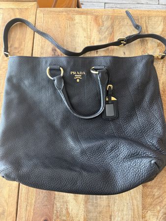 Sac Prada cuir noir utilisé