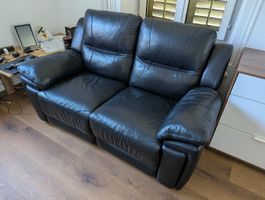 2er und 1er Leder Sofa mit elektronischer liegefunktion.