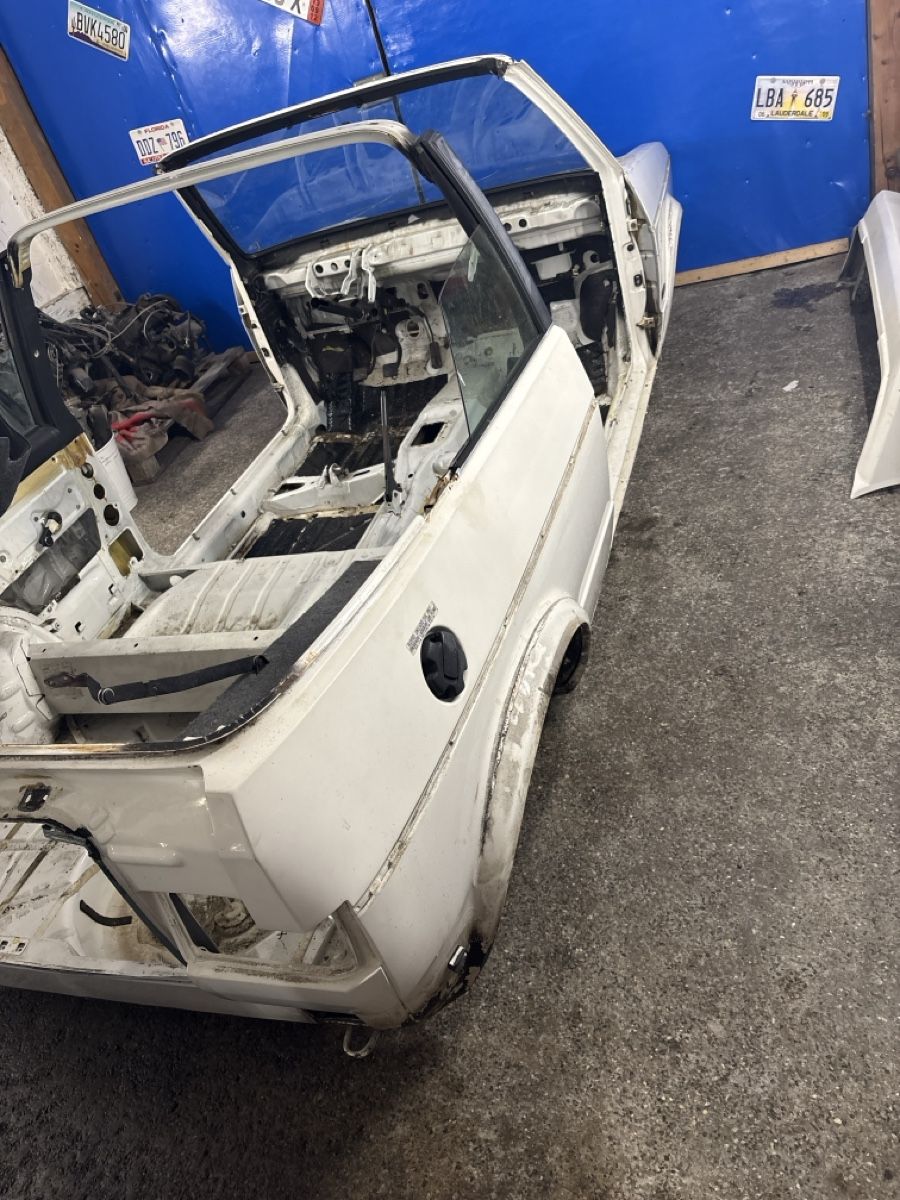 Tutti pezzi di ricambio auto: VW Golf 1 Cabrio Karrosse – Usato da Oberwil (Dägerlen) venduto da 1997 3