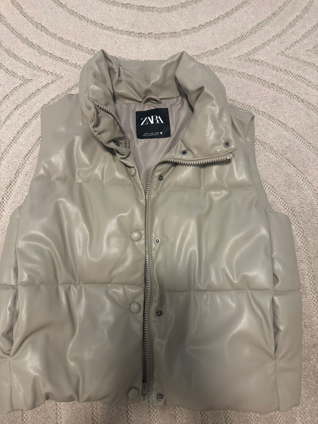 Gilets & Westen: Zara Weste – Gebraucht aus Rupperswil von nes_qs52