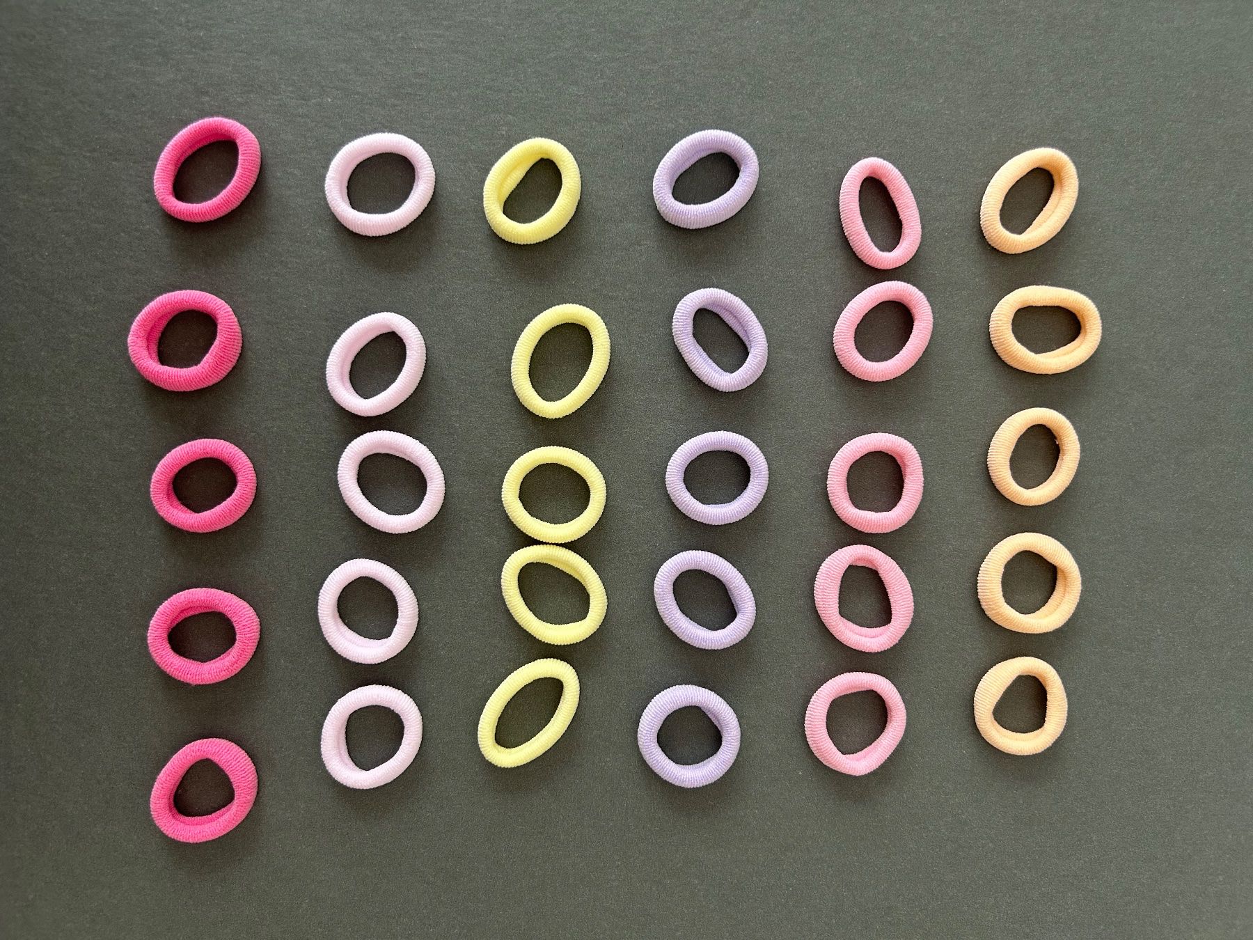 Accessori per capelli: 30er -Set Haargummis - Neu – Nuovo (secondo la descrizione) da Basel venduto da lau_982w 1