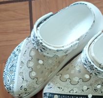 Crocs Clogs Bandana Muster Grösse 38/39, W8 limited