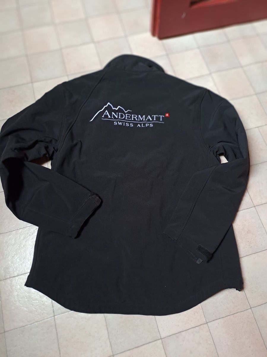 Giacche: Schwarze Andermatt Softshell Jacke, Top Zustand, Grösse L – Usato da Bottenwil venduto da Guguseli014