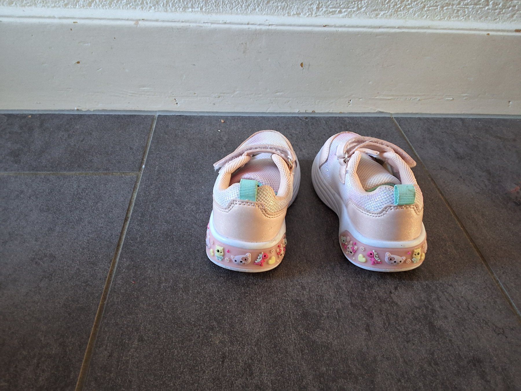 Schuhe für Mädchen: Turnschuhe 23 mit Blinksohle – Gebraucht aus Winterthur von juulipeace 2