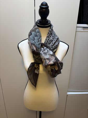 Damen Schal mit Blumen und Leopardenmuster