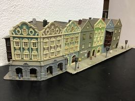 ALTSTADTDIORAMAMIT VIELEN LEUCHTEN H0