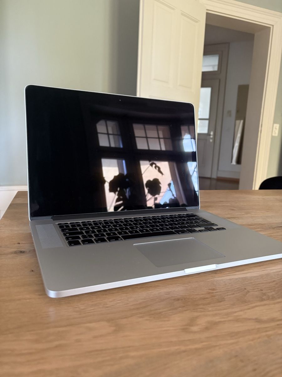 Apple Notebooks: MacBook Pro (Retina, 15-inch, Mid 2015) – Gebraucht aus Zürich von  4