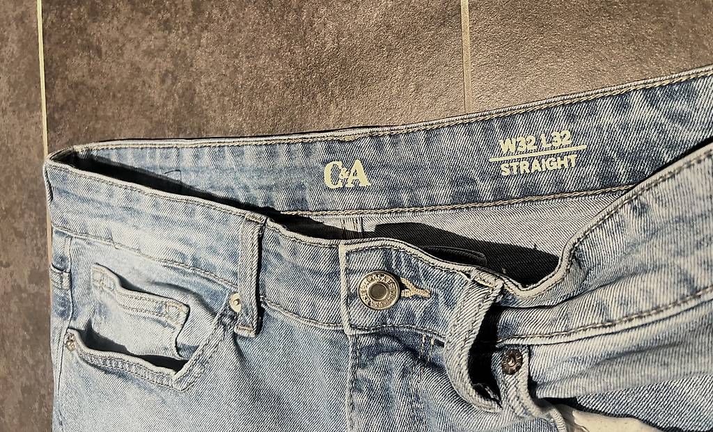 C&A Lotti di vestiti: C&A Jeans Straight W32 L33 – Usato da Kilchberg ZH venduto da SyFo286 1