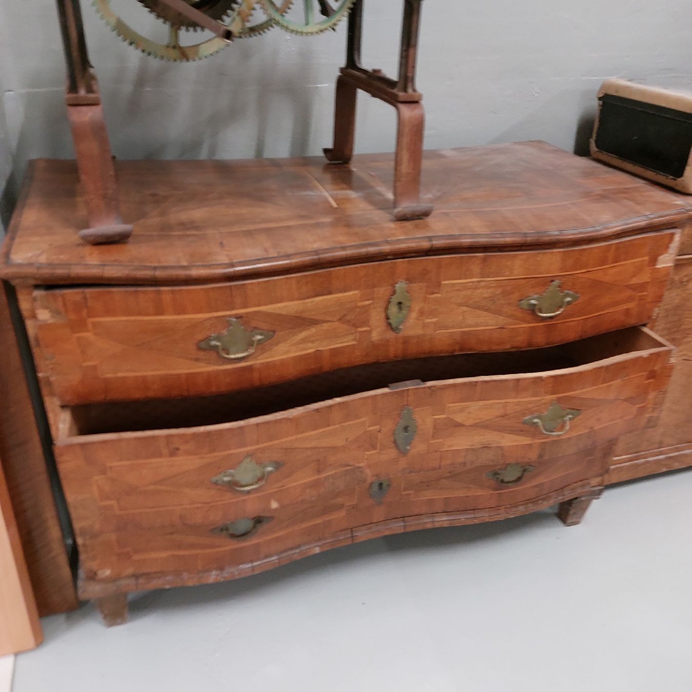 Cassettiere: Wellenkommode Barock ca 1800 – Usato da Freienbach venduto da Stuagert