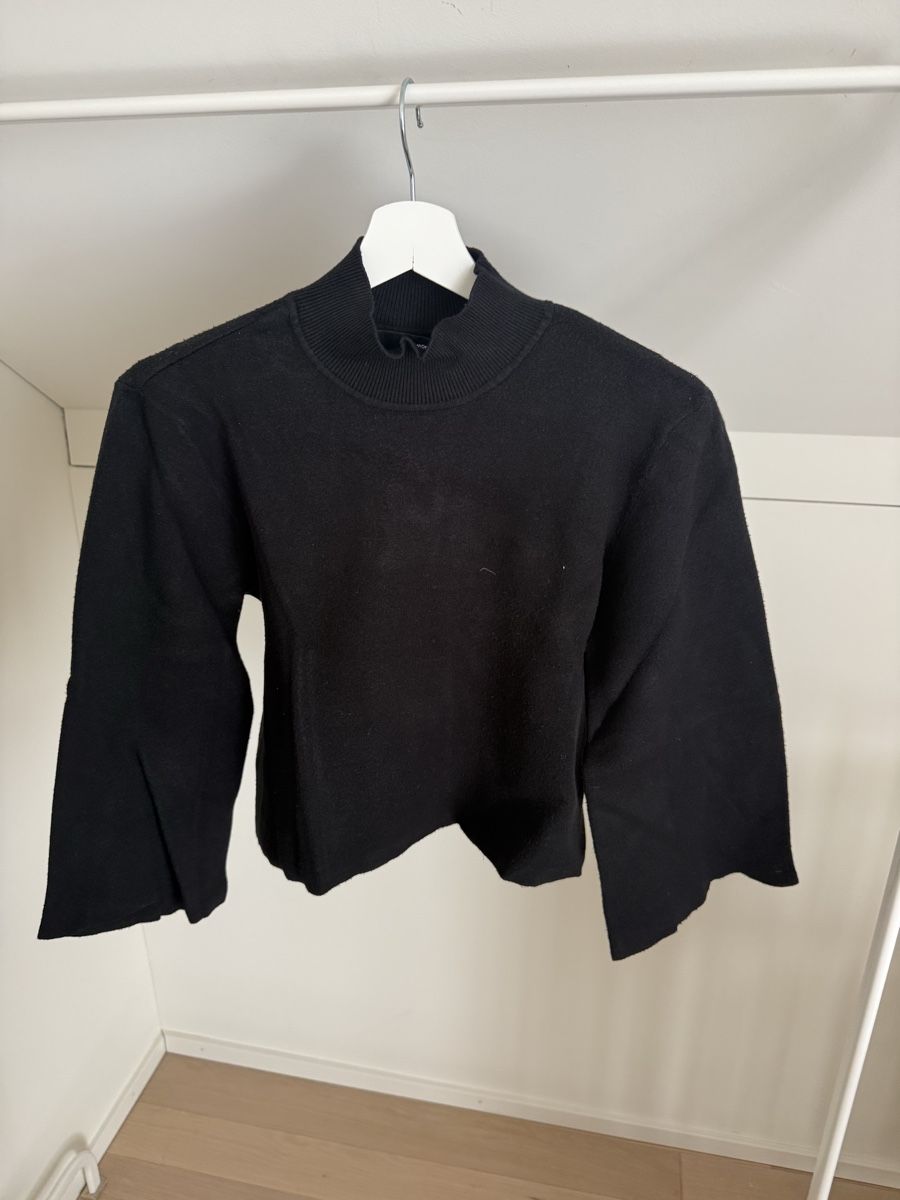 Pullover & Sweatshirts: Schwarzer Strickpullover mit Trompetenärmeln, Grösse M – Gebraucht aus Weisslingen von Oppa80