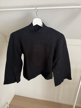 Schwarzer Strickpullover mit Trompetenärmeln, Grösse M