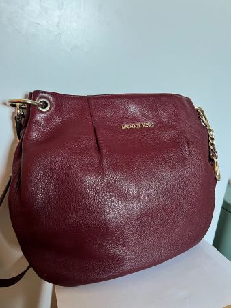 Michael Kors – Leder-Schultertasche in Bordeaux mit goldfarb