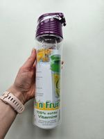 Trinkflasche mit integriertem Behältnis für Fruchtscheiben