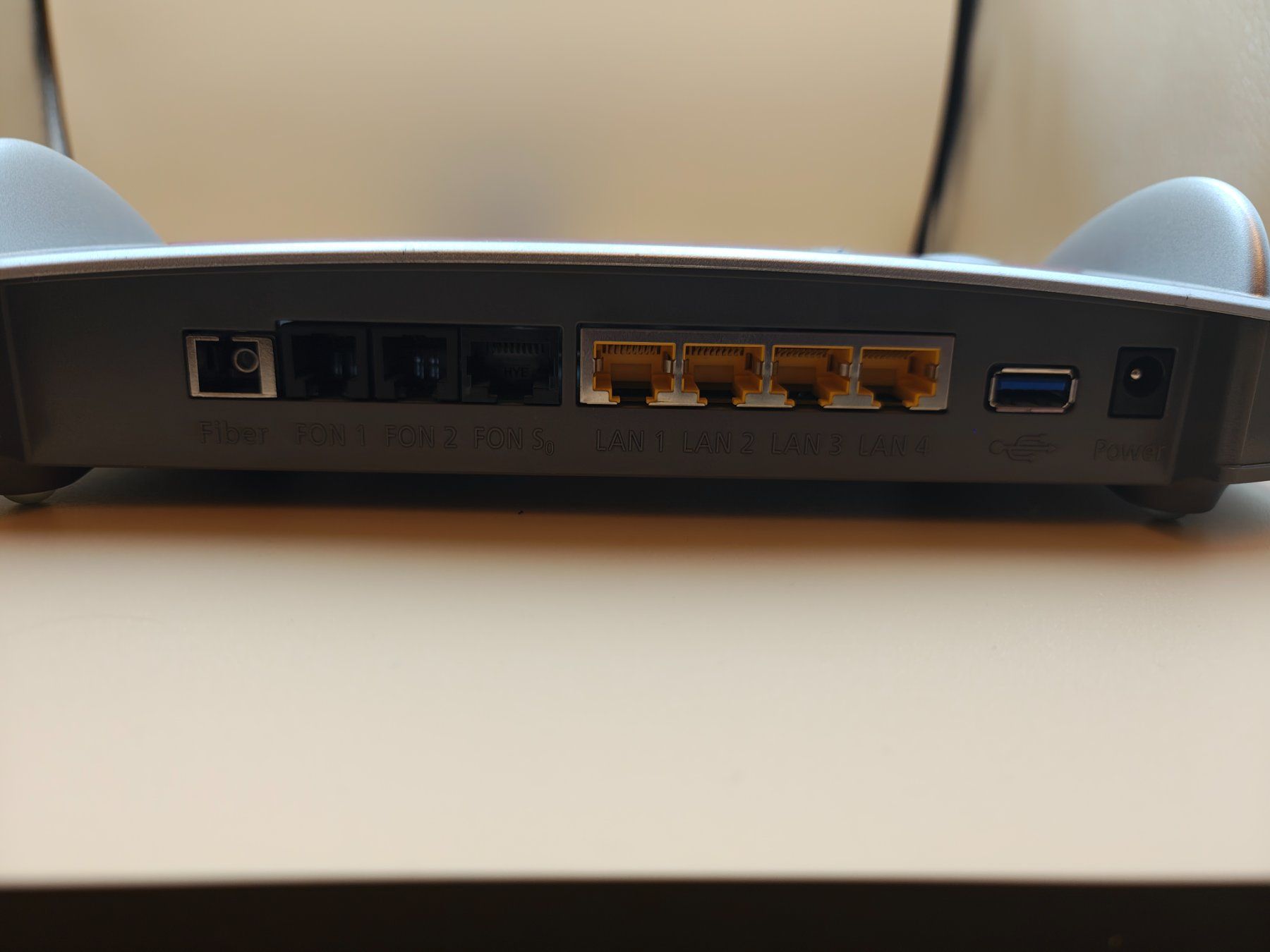 Fritz Modem & Router: FRITZ!Box 5490 Glasfaser-Router mit WLAN & DECT – Usato da Freienbach venduto da Lustoilus 3