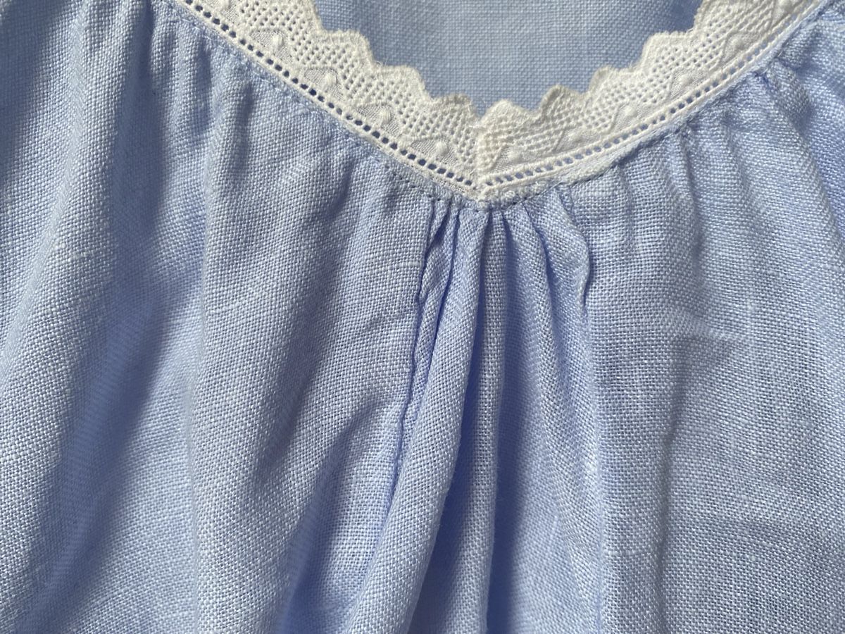 Camicette: Leinen?  Sommer Bluse in Hellblau mit Spitze, ca. Gr. M/L – Usato da Homberg b. Thun venduto da Homata 2