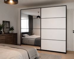 Geräumiger IKEA Kleiderschrank mit Schiebetüren in Weiss/Sch