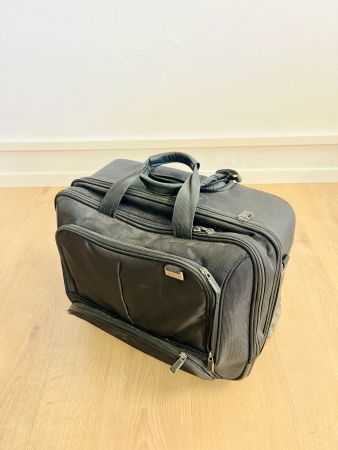 Schwarzer Business-Trolley von Dicota mit diversen Fächern