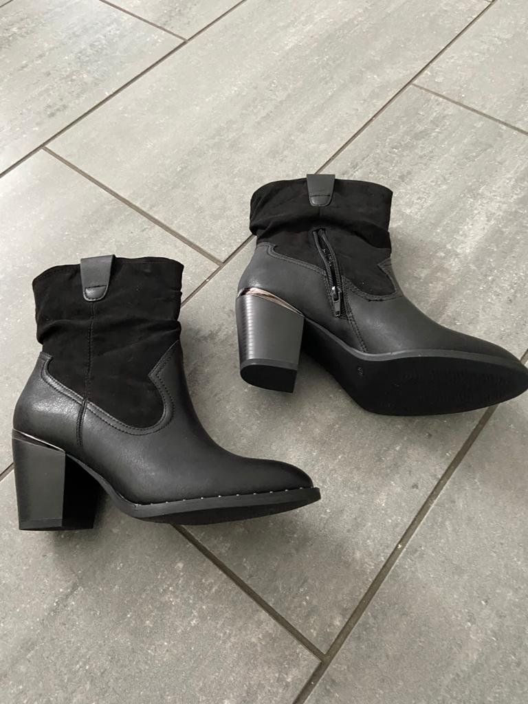 Scarpe da donna: Stiefeletten neu schwarz Gr.40 – Usato da Thalwil venduto da Briscolina