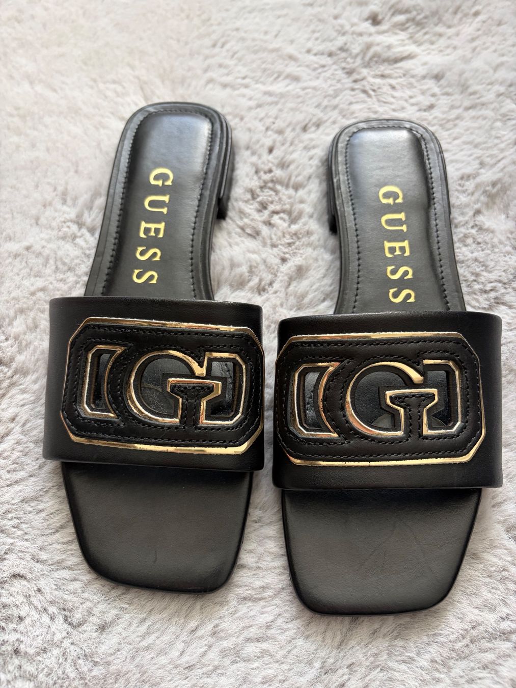 Guess Scarpe da donna: Guess Pantolette schwarz gold – Usato da zürich venduto da sunnyredchilli
