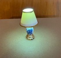 Tischlampe aus Porzellan mit  LED Batterie Puppenhaus