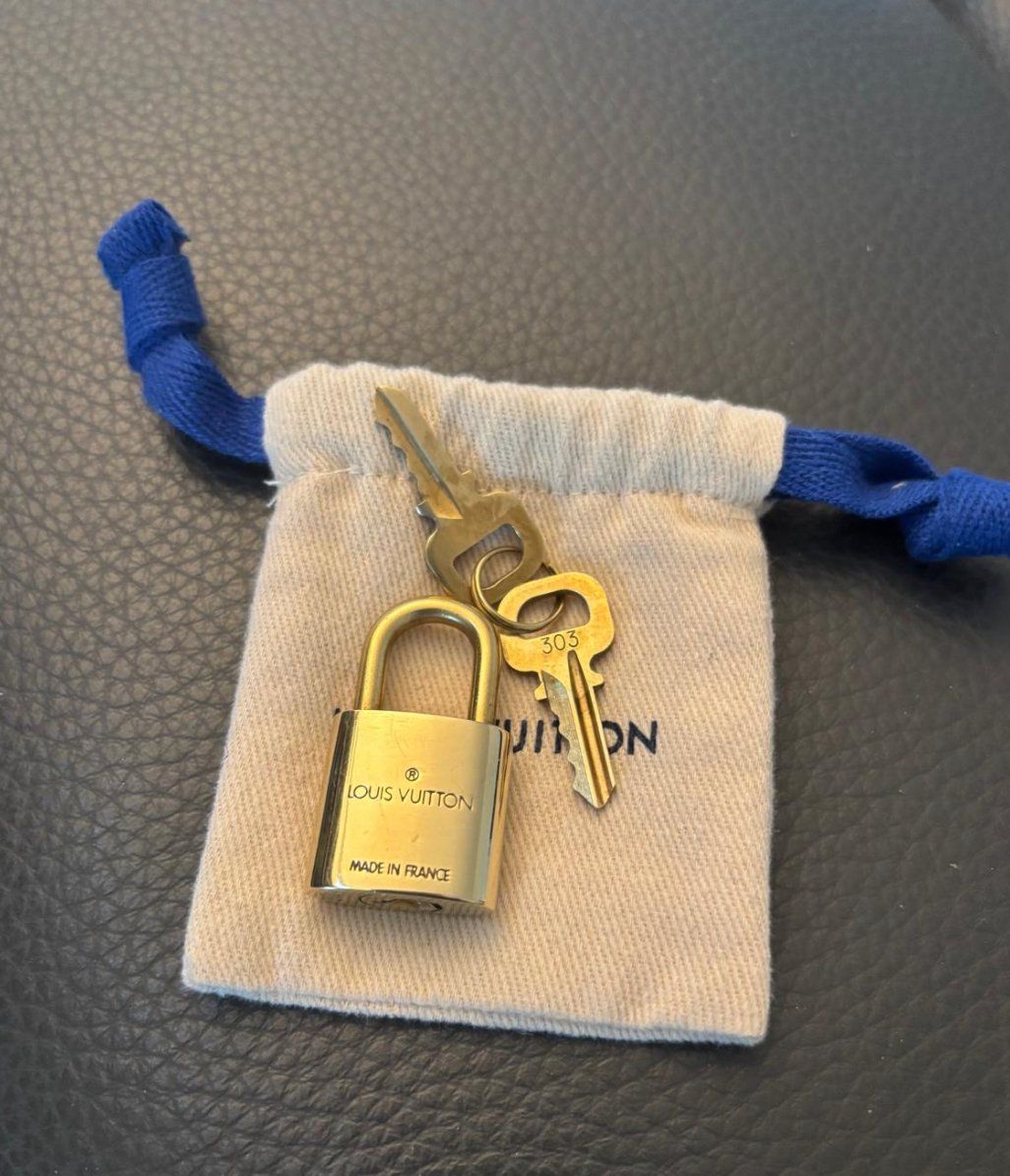 Louis Vuitton Schlüsselanhänger & - bänder: 🌹LOUIS VUITTON SCHLOSS MIT 2 SCHLÜSSEL – Gebraucht aus Steinhausen von Luxury_Limited 1