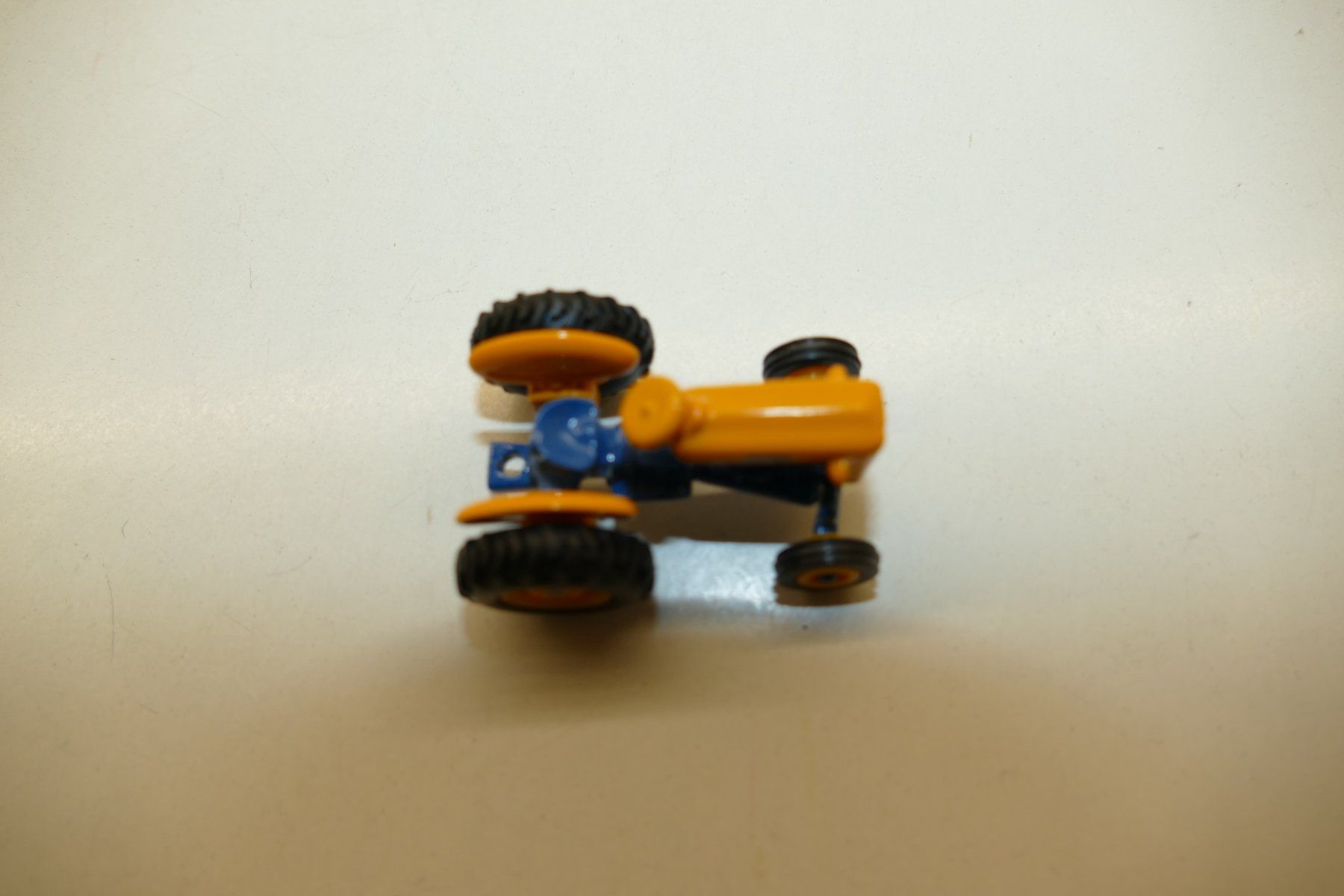 Kit di modellismo & Modellini statici: ERTL Metallmodel: Traktor blau/gelb – Nuovo (secondo la descrizione) da Niederhasli venduto da rail-duerst 4