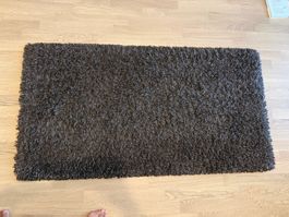 Grauer hochwertiger Hochflor-Teppich Shaggy-Stil