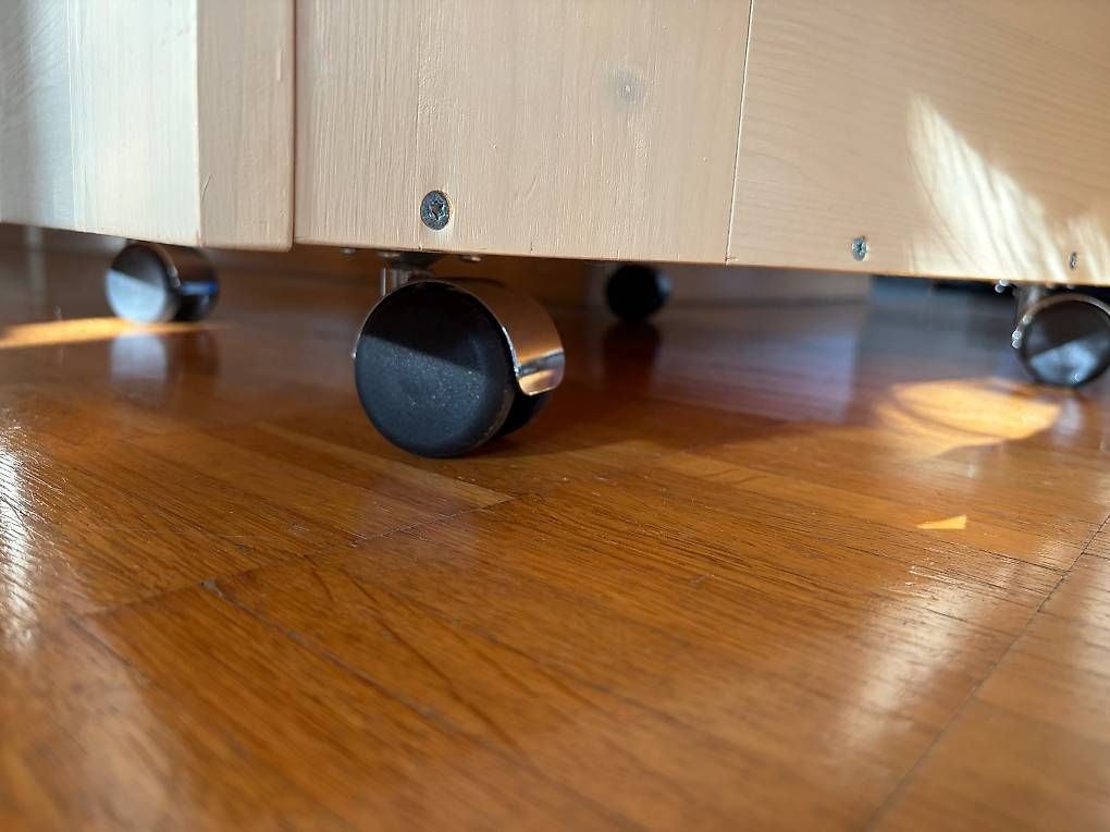 Armadi: Mobiler Schrank mit Plexiglas und Rollen – Usato da Zürich venduto da sulzberg 3