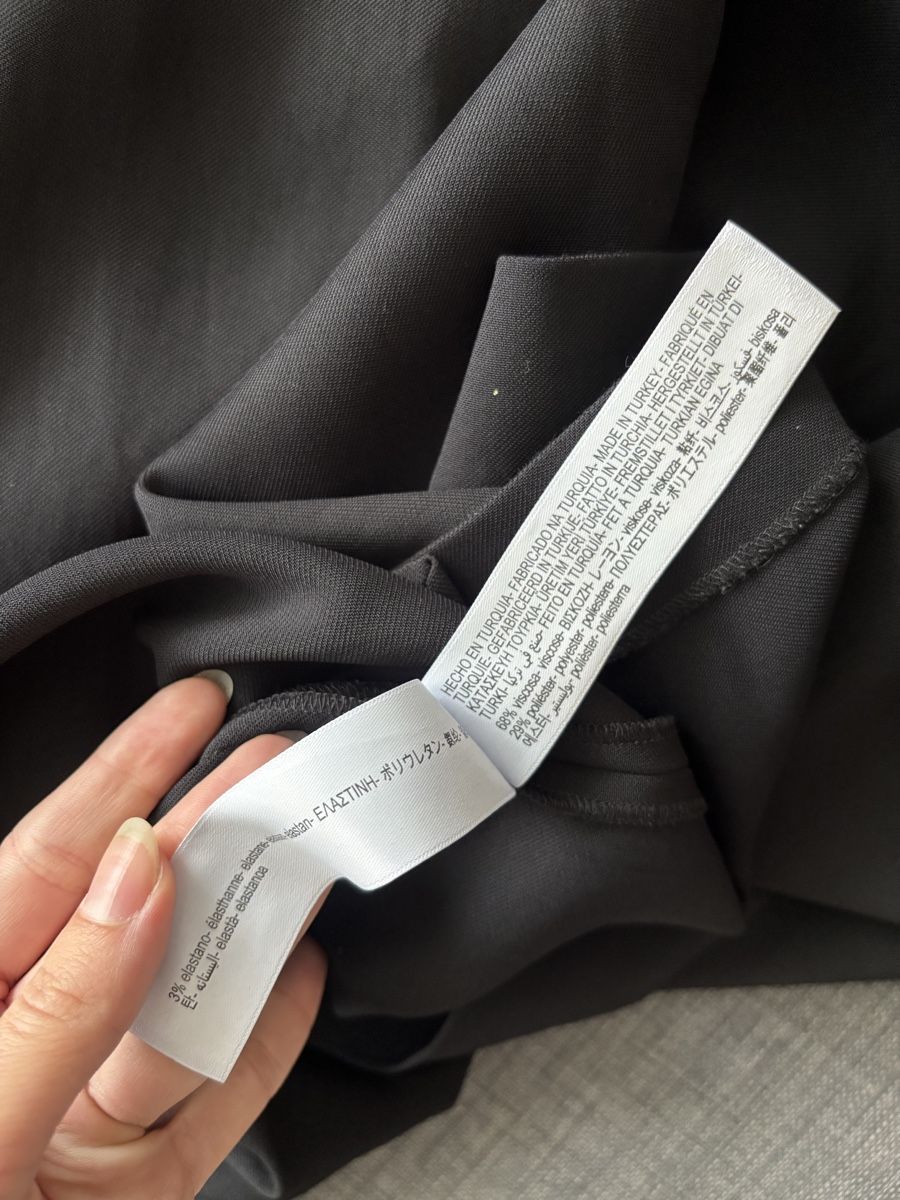 Massimo Dutti Kleider: Massimo Dutti black midi dress – Neu (gemäss Beschreibung) aus Neuchâtel von dum_5xby 5