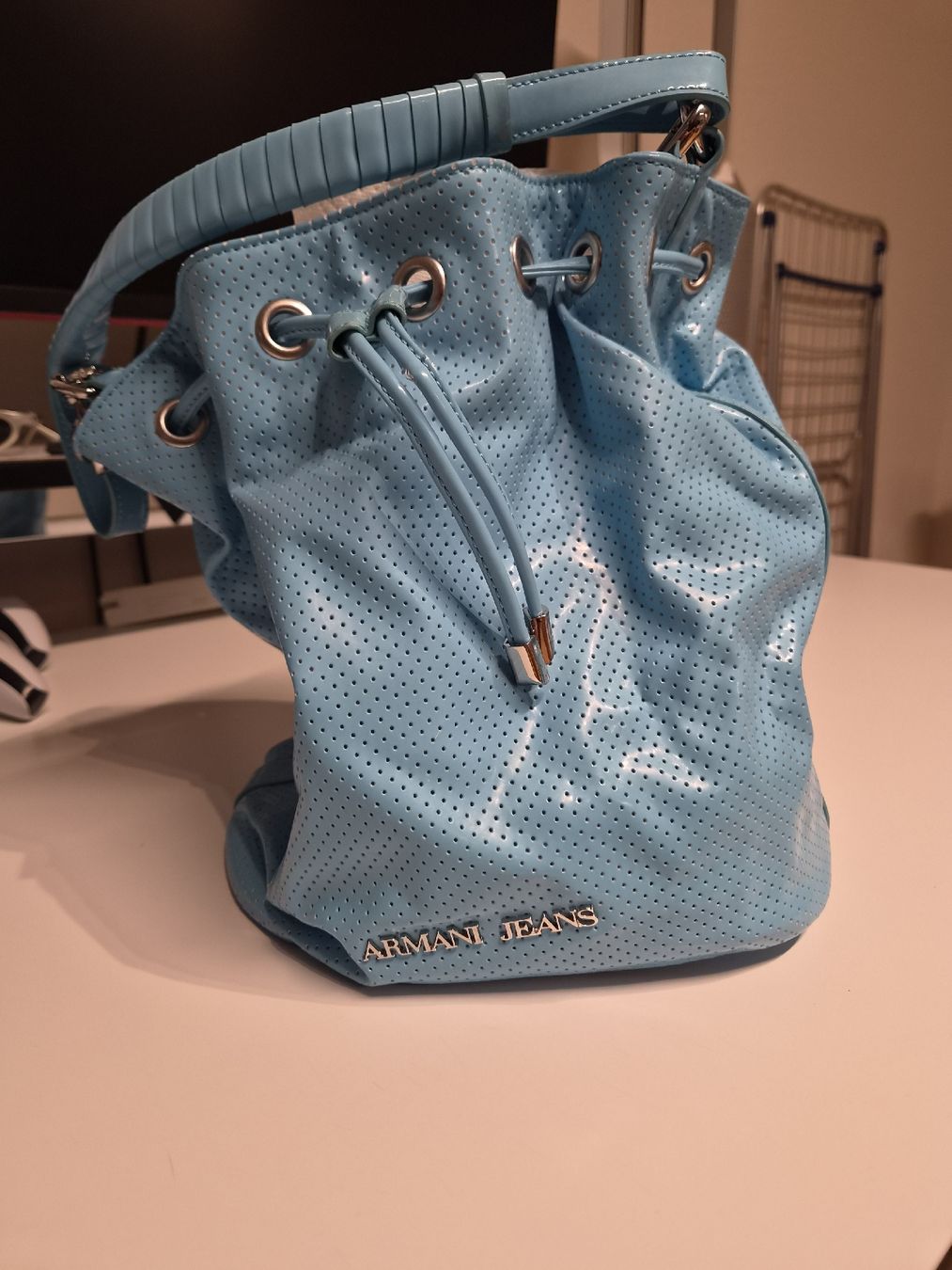 Armani Borse da donna: Armani Jeans Beuteltasche hellblau gebraucht – Usato da Zürich venduto da supermanfred4955