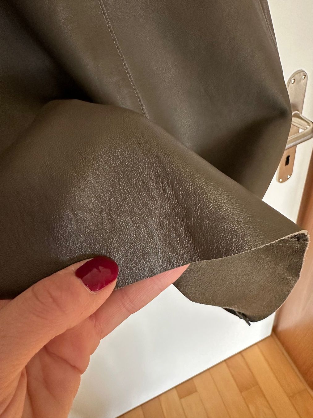 Maje Kleider: Robe en cuir d'agneau Maje – Gebraucht aus Biel/Bienne von cap_krs5 4