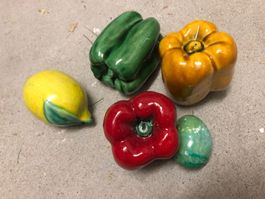 Peperoni, Zitrone und Ei aus Porzellan