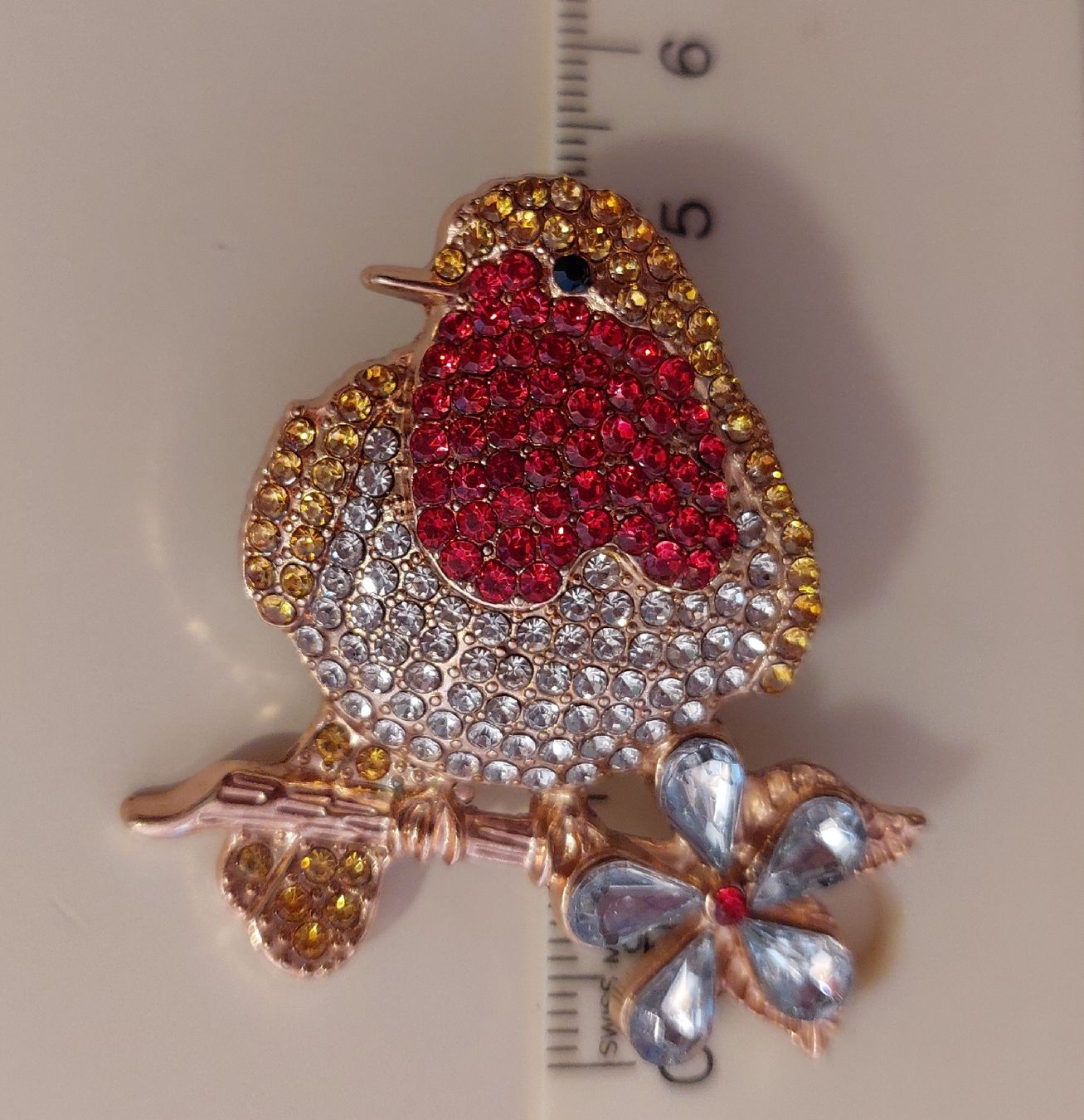 Spille & Fermagli: Brosche mit Vogel - Rotkehlchen mit Blüte mit Strass – Nuovo (secondo la descrizione) da Oberwil BL venduto da Hunajakakku 6