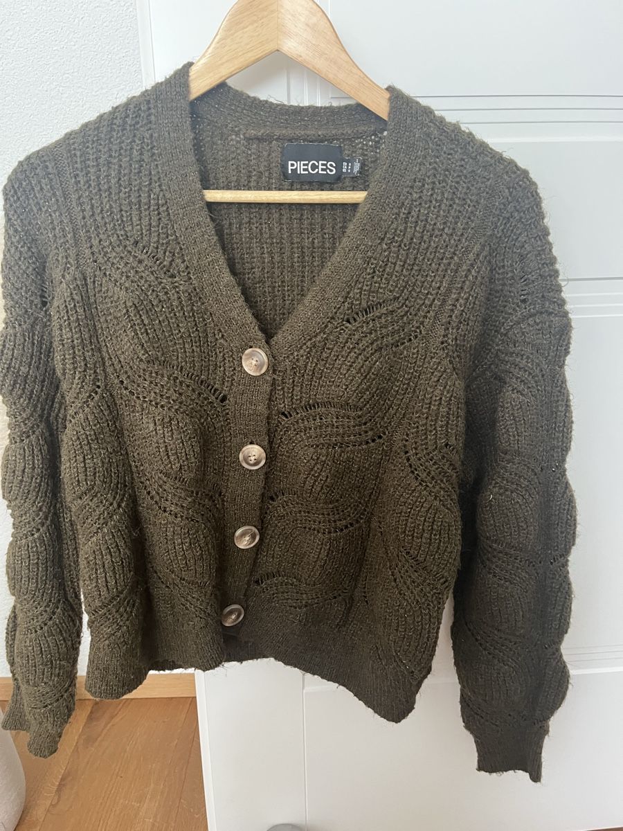 Pieces Jacken: Pieces Strickjacke, Olivgrün, Grösse S/M – Gebraucht aus Sax von _Kornblume_