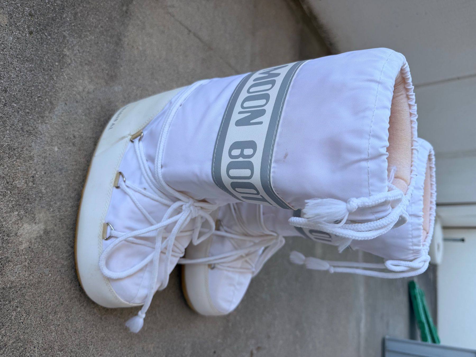 Moon Boot Damenschuhe: Bottes Moon Boot blanches taille 35-38 bon état – Gebraucht aus Bellmund von lolo707 1